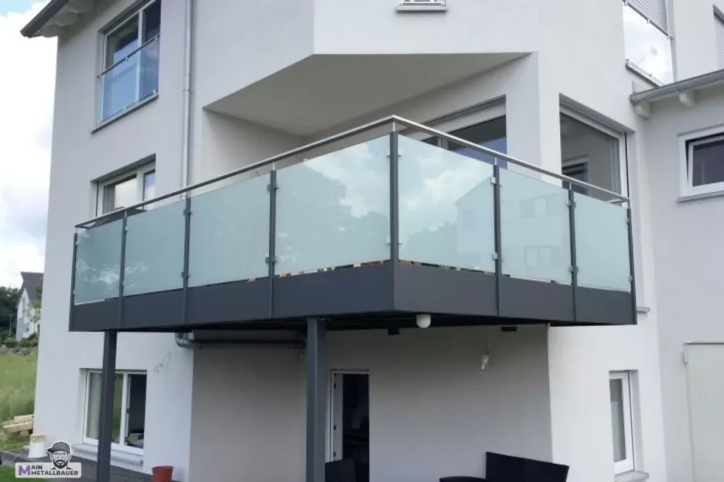 Anbaubalkon Gelaender Stahl verzinkt pulverbeschichtet Milchglasfuellung Edelstahlhandlauf