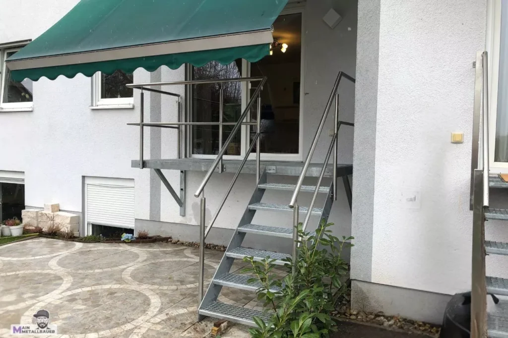 Anbaubalkon mit Stahltreppe Edelstahlgelander