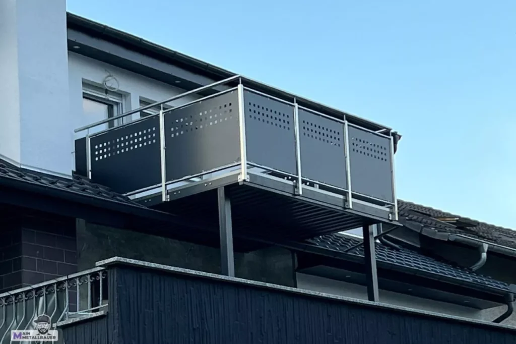 Anbaubalkon Stahl verzinkt pulverbeschichtet Edelstahlgelaender Aluminium Lochblechfuellung