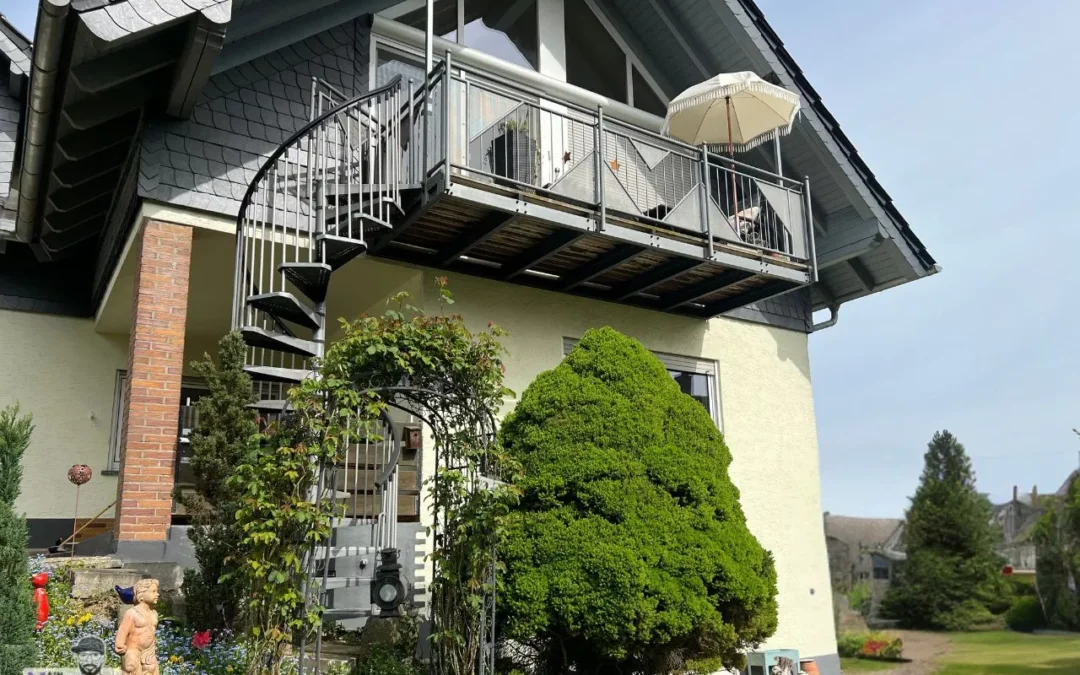 Freitragender Anbaubalkon Abgangsspindeltreppe