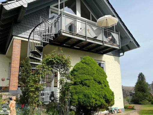 Freitragender Anbaubalkon Abgangsspindeltreppe
