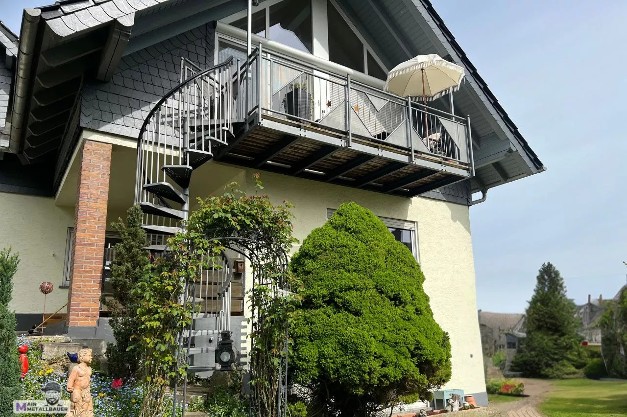Freitragender Anbaubalkon Abgangsspindeltreppe