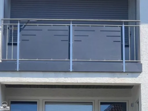 Aesthetisches Edelstahlgelaender Mit Milchglasfuellung Edelstahlblenden