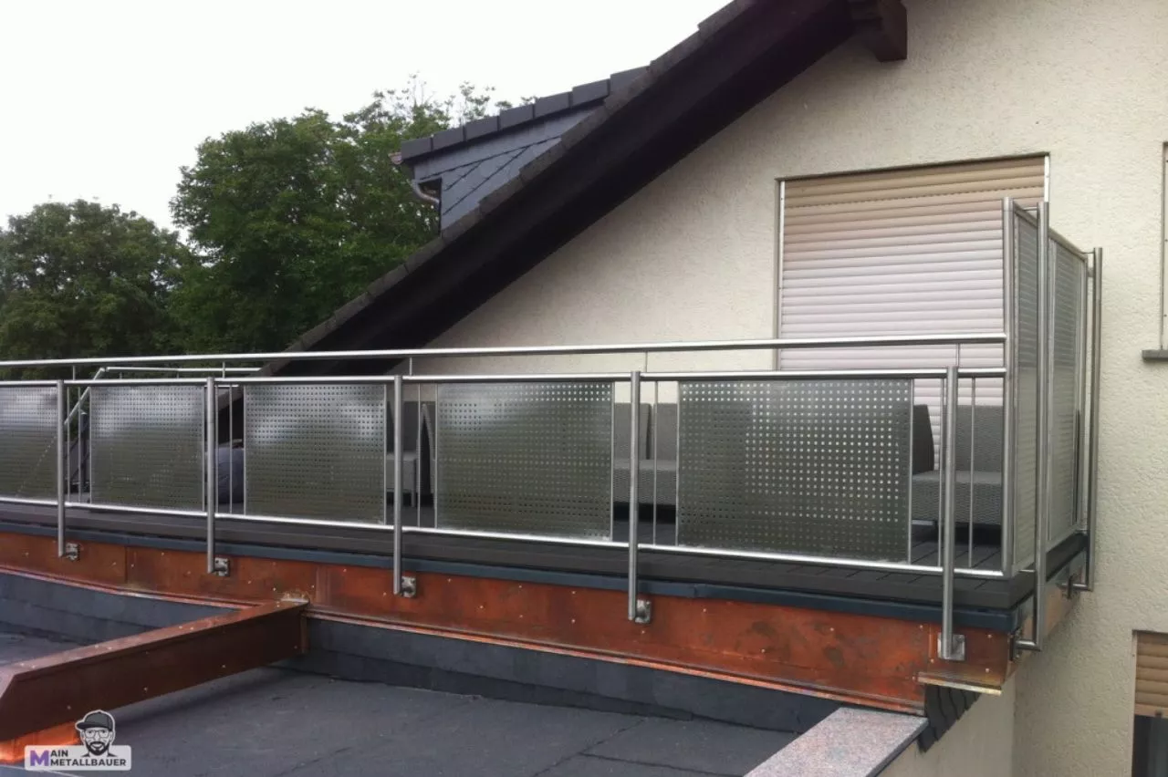 Edelstahl-balkongelaender-pulverbeschichteten-zinklochblech