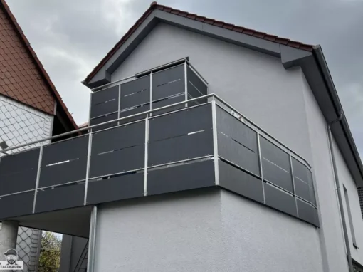 Balkongelaender in Anthrazit pulverbeschichtet