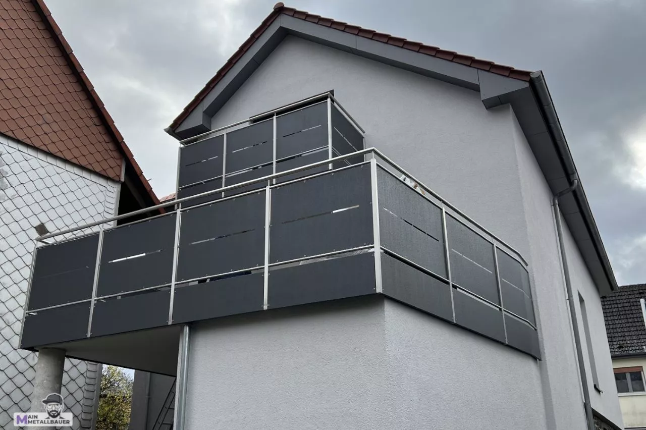 Edelstahlgelaender-pulverbeschichteten-aluminium-musterblechfuellung