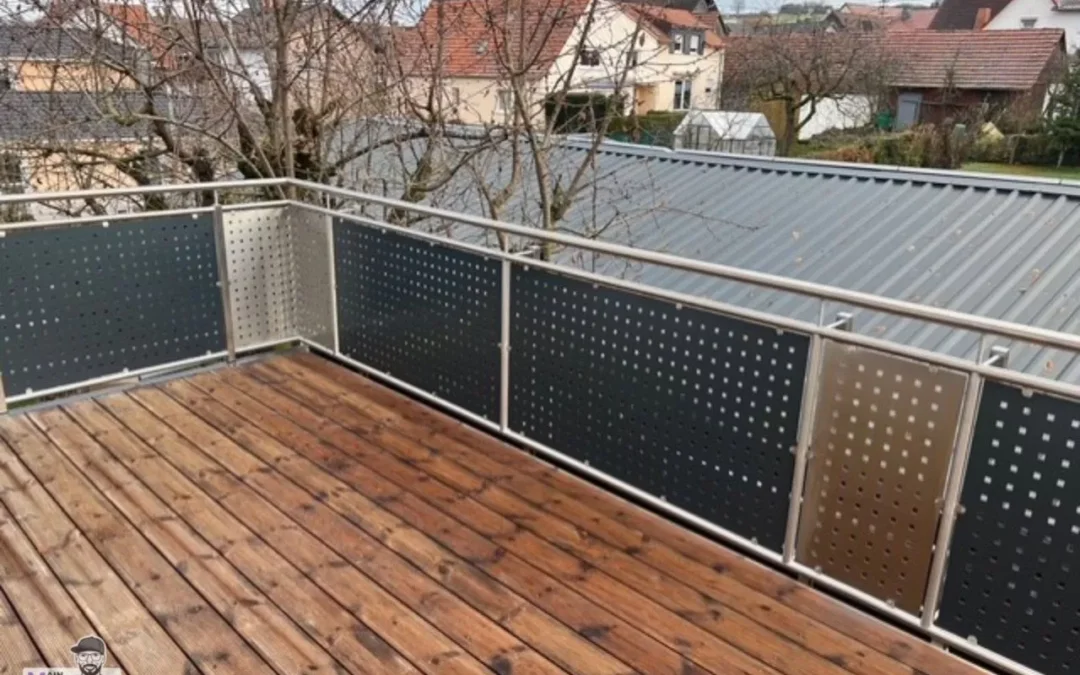 Balkongelaender Stahl mit Milchglas