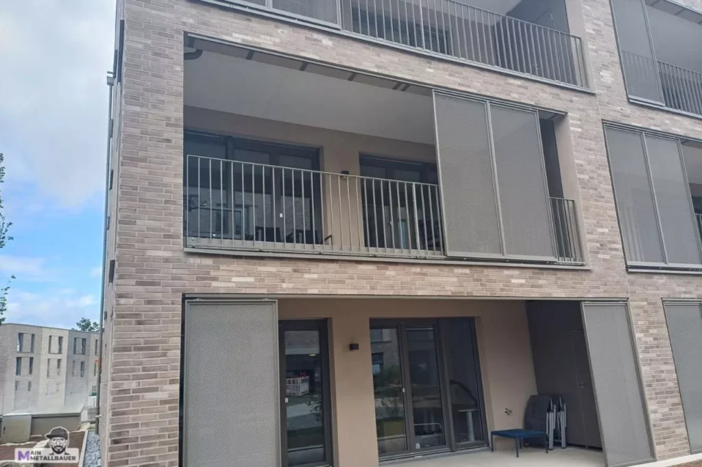 Flachstahlgelaender-mit-sichtschutz