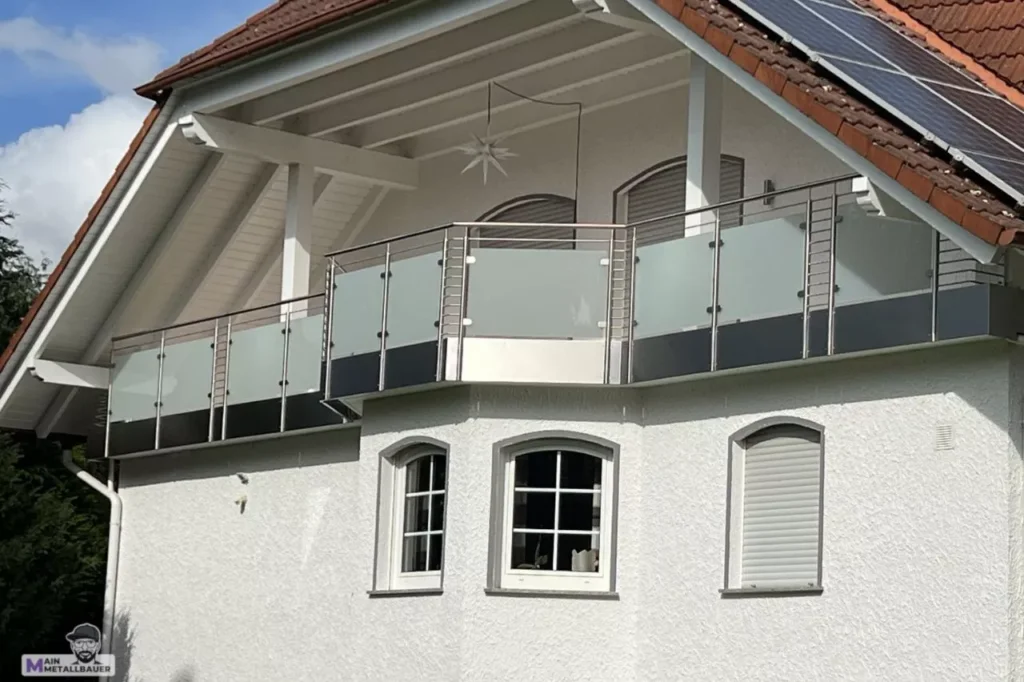 Aesthetisches-edelstahlgelaender-mit-milchglasfuellung-edelstahlblenden