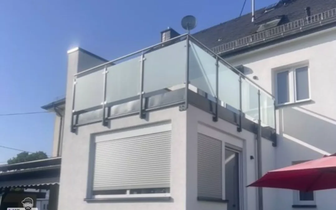 Flachstahl Balkongelaender mit Sichtschutz
