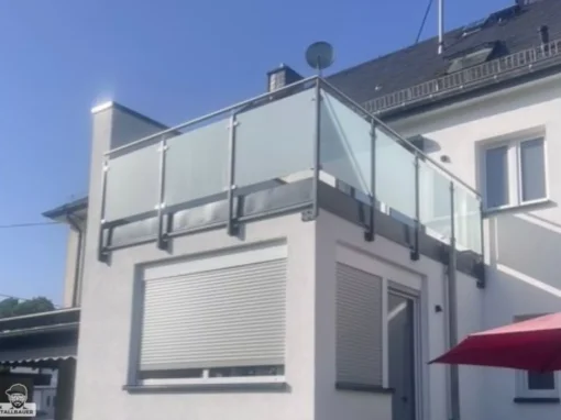 Flachstahl Balkongelaender mit Sichtschutz