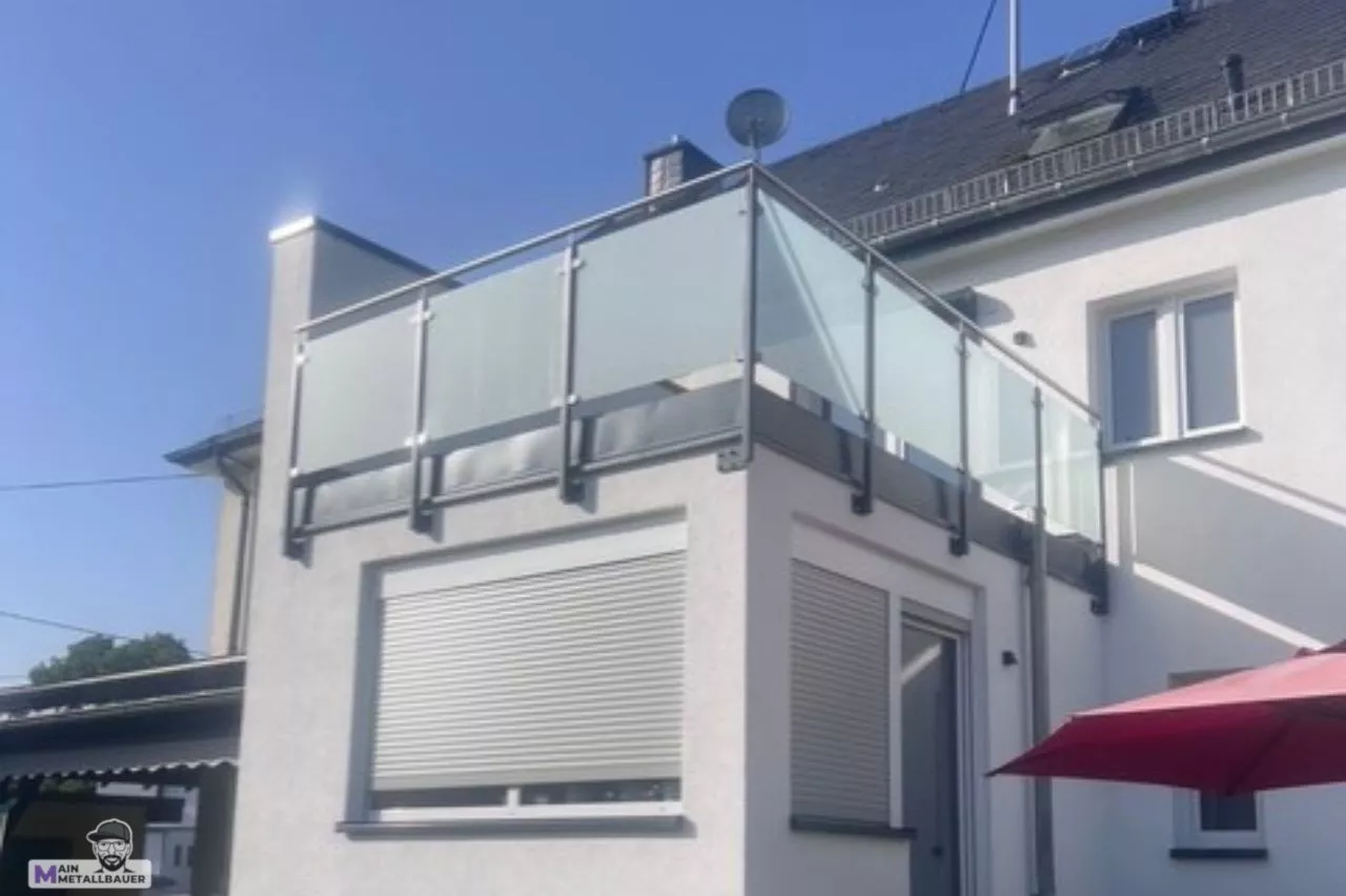 Balkongelaender-verzinkt-pulverbeschichtet-edelstahlhandlauf-milchglasfuellung