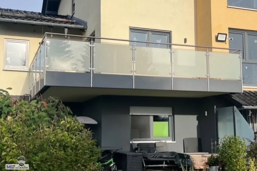 Edelstahl-Balkongelaender-Milchglasfuellung-pulverbeschichteten-aluminiumblenden