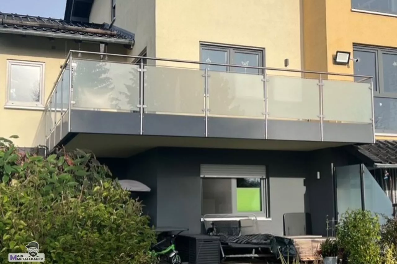 Edelstahl-Balkongelaender-Milchglasfuellung-pulverbeschichteten-aluminiumblenden