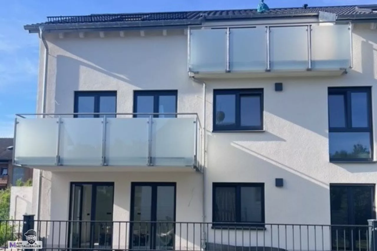 edelstahlgelaender-milchglasfuellung