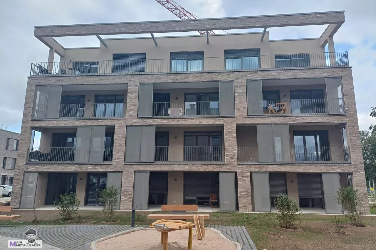 Flachstahlgelaender-mit-Sichtschutz