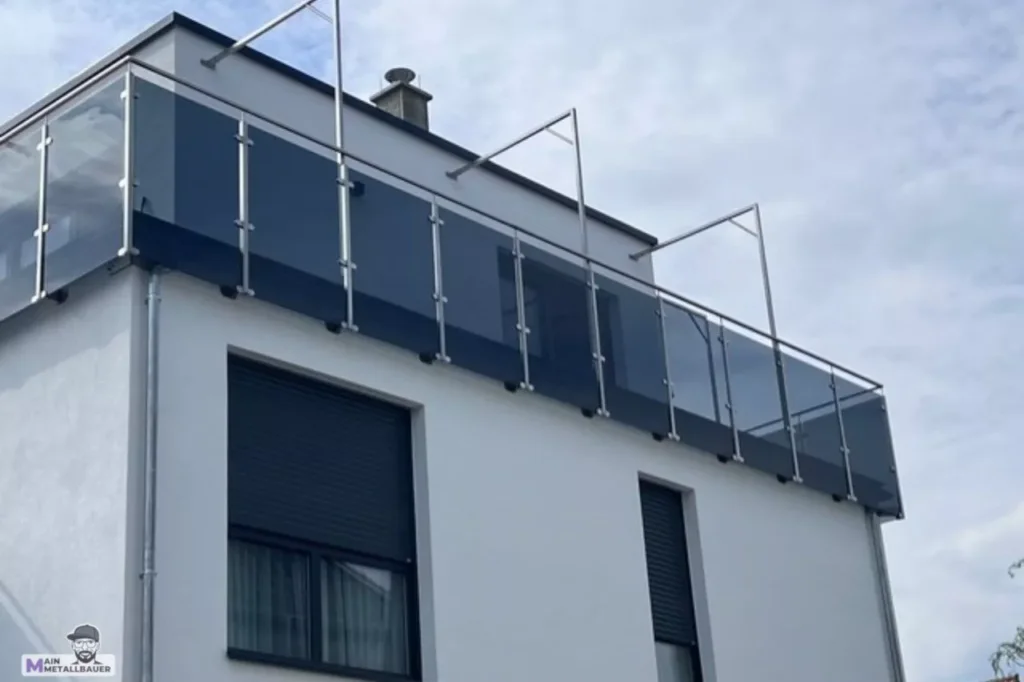 edelstahl-balkongelaender-mit-sonnensegelbefestigung-parsolgrau-glasscheibenfuellung