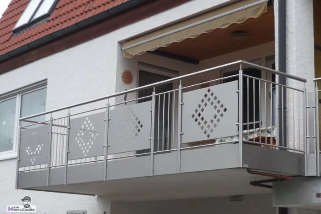 edelstahlgelaender-pulverbeschichtet-aluminium-musterblech-als-fuellung