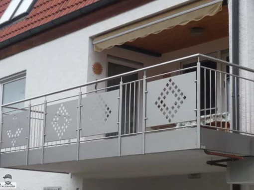 Balkongelaender mit Sonnensegel-Befestigung