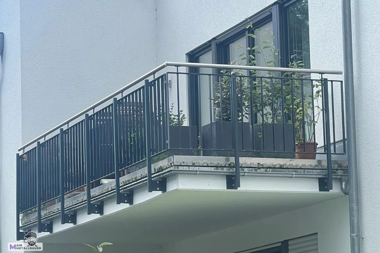 flachstahl-balkongelaender-edelstahlhandlauf