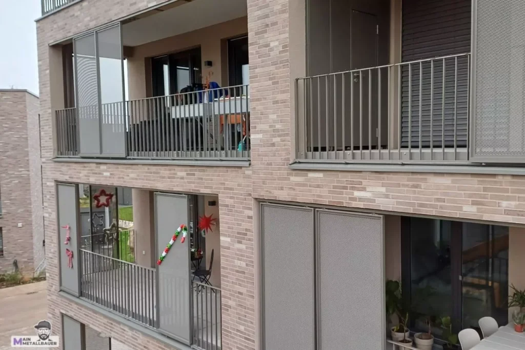 Flachstahl Balkongeländer mit Sichtschutz