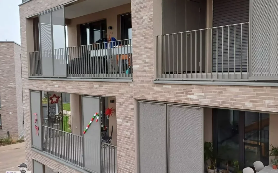 Balkongelaender mit Sichtschutz und Sicherheitsglas