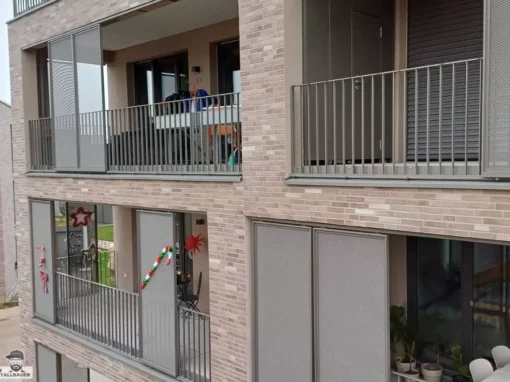 Balkongelaender mit Sichtschutz und Sicherheitsglas