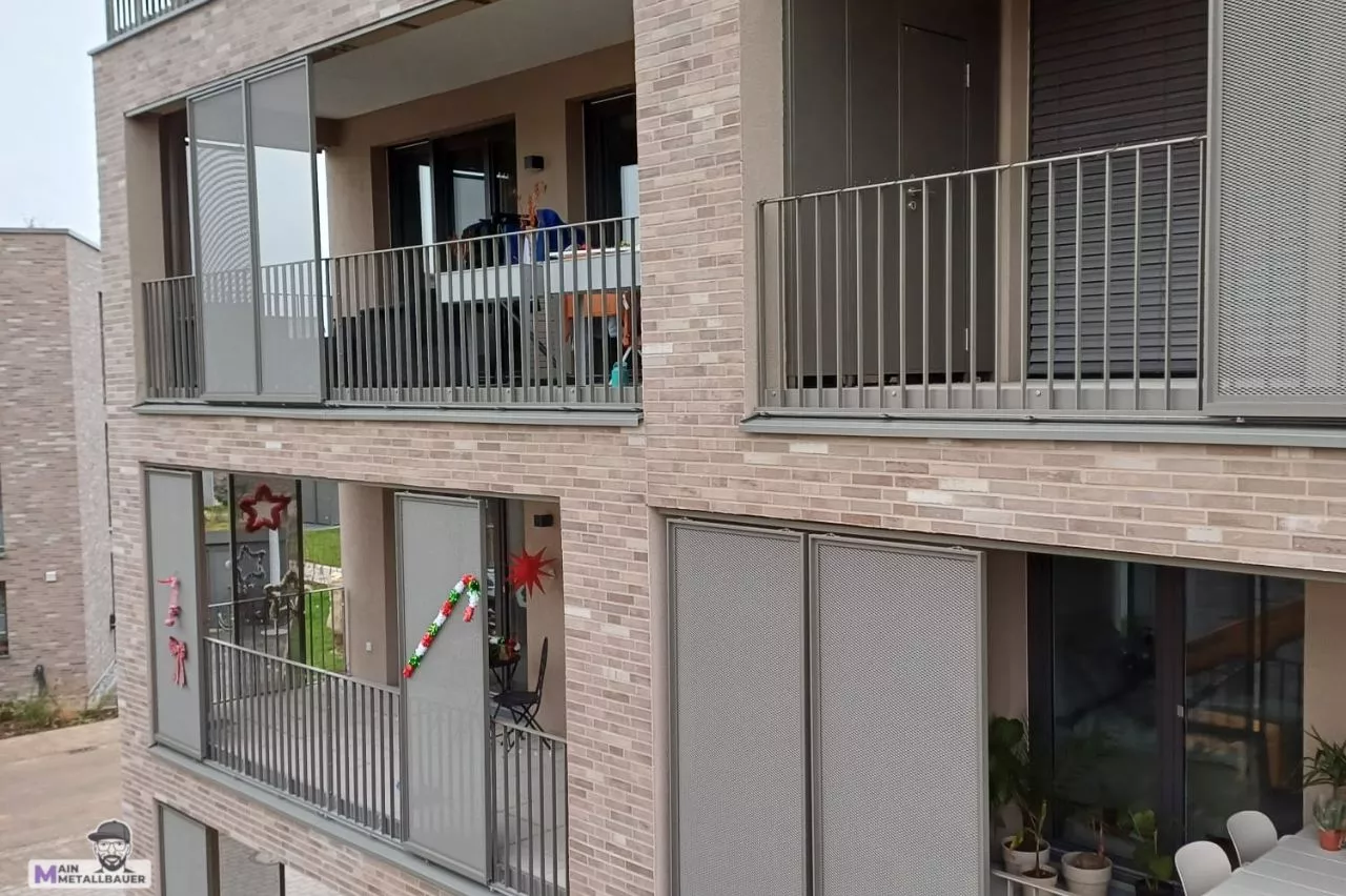 Flachstahl Balkongeländer mit Sichtschutz