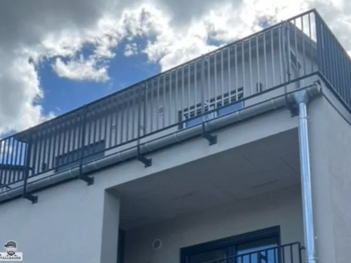 Ueberdachter Balkongelaender verzinkt Edelstahlgelaender Edelstahllochblechfuellung