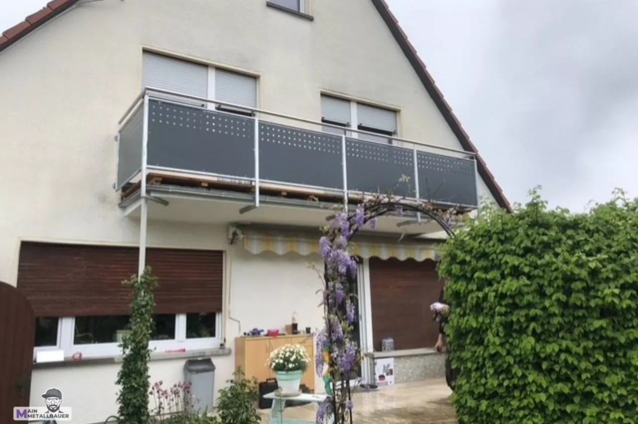 Verzinkterbalkongelaender Edelstahlhandlauf pulverbeschichteten Aluminium Lochblechfuellung