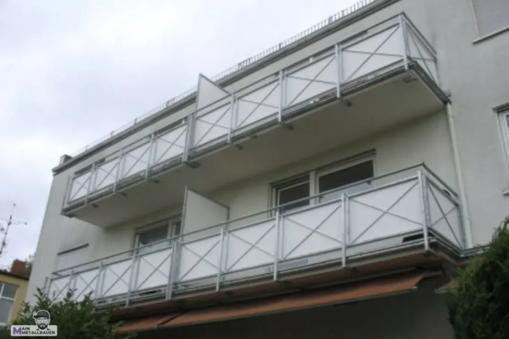 verzinkter-balkongelaender-hpl-plattenfuellung