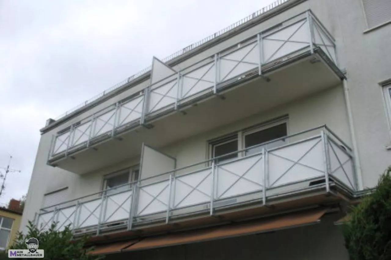 Verzinkter Balkongelaender mit hpl Plattenfüllung verzinkter-balkongelaender-hpl-plattenfuellung