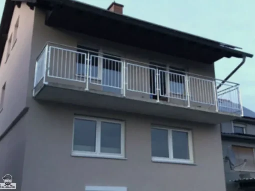 Verzinkter Balkongelaender HPL Plattenfuellung