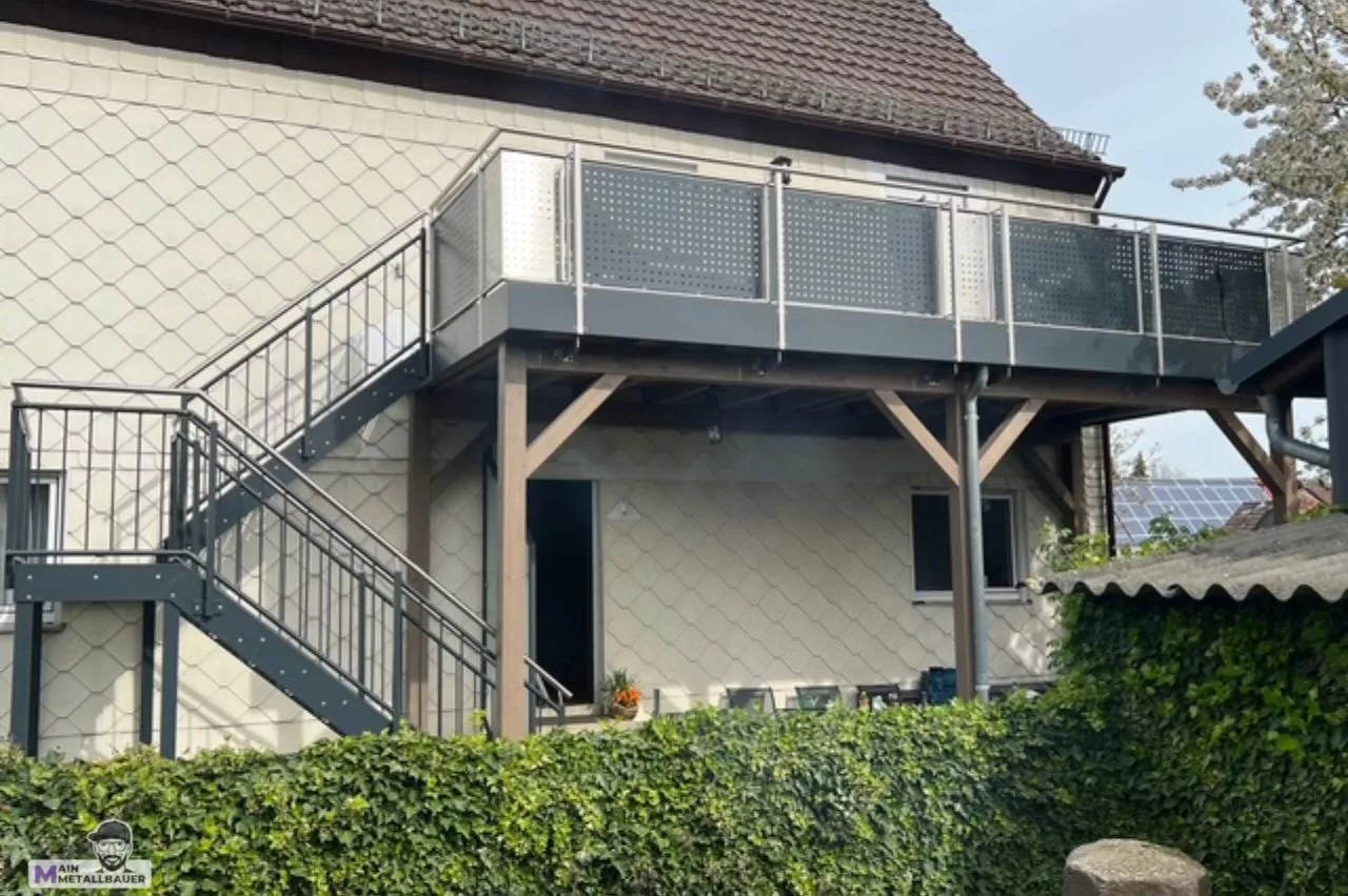 edelstahl-balkongelaender-pulverbeschichtetem-zink-edelstahllochblech