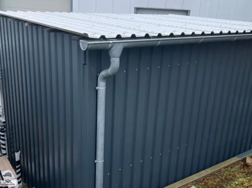 Geraetehaus Einhausung Garten mit Regenrinne