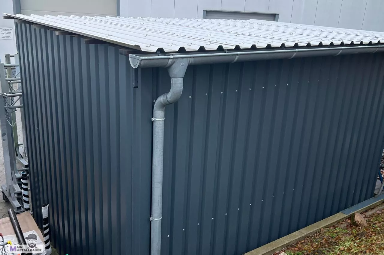 Geraetehaus Einhausung Garten mit Regenrinne