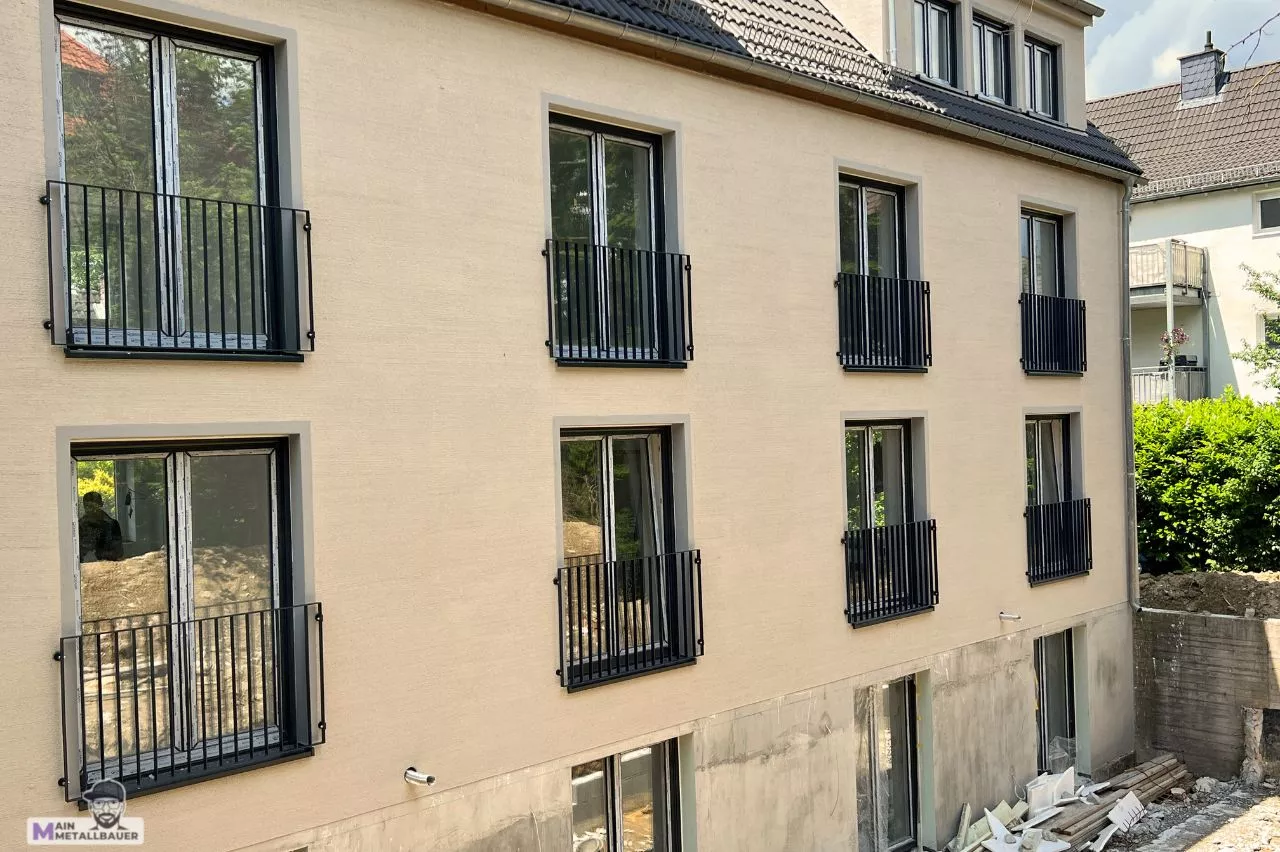 Franzoesicher Balkon aus Flachstahl pulverbeschichtet in Anthrazit