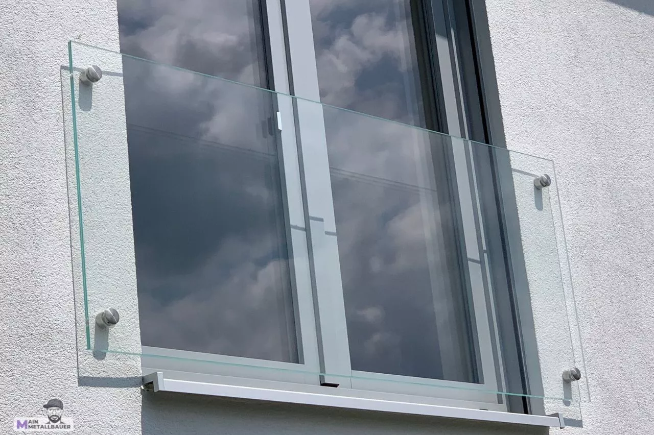 Franzoesicher Balkon aus VSG Sicherheitsglas Franzoesicher Balkon aus VSG Sicherheitsglas mit Punkthalterbefestigung