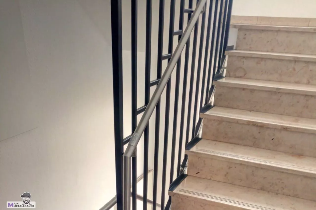 Harfengelaender aus Rechteckrohr in Anthrazit und Edelstahlhandlauf