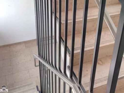 Harfengelaender Aus Rechteckrohr In Anthrazit Und Edelstahlhandlauf