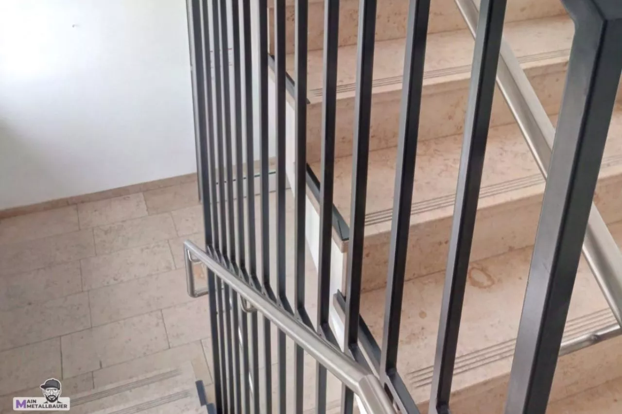 Harfengelaender aus Rechteckrohr in Anthrazit und Edelstahlhandlauf