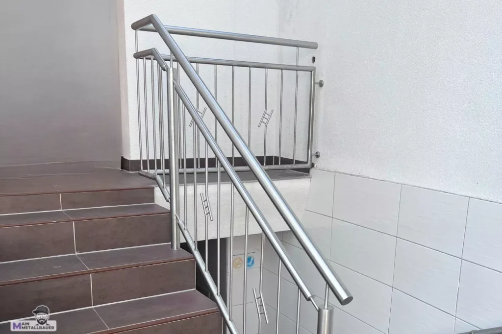 Edelstahltreppengelaender mit Musterstaeben Edelstahltreppengelaender mit Musterstaeben