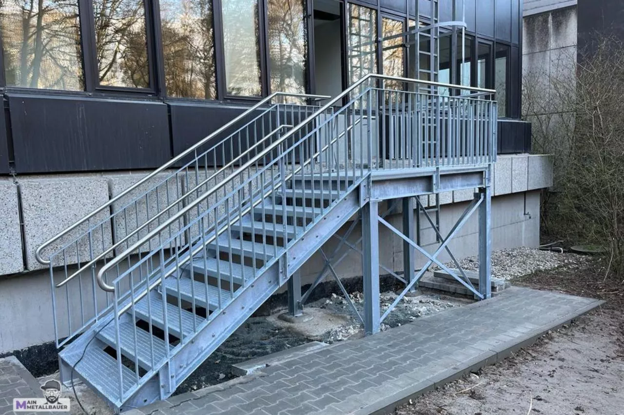 Fluchttreppe Stahl verzinkt inkl Flachstahlgelaender mit Edelstahlhandlauf und Kinderhandlauf
