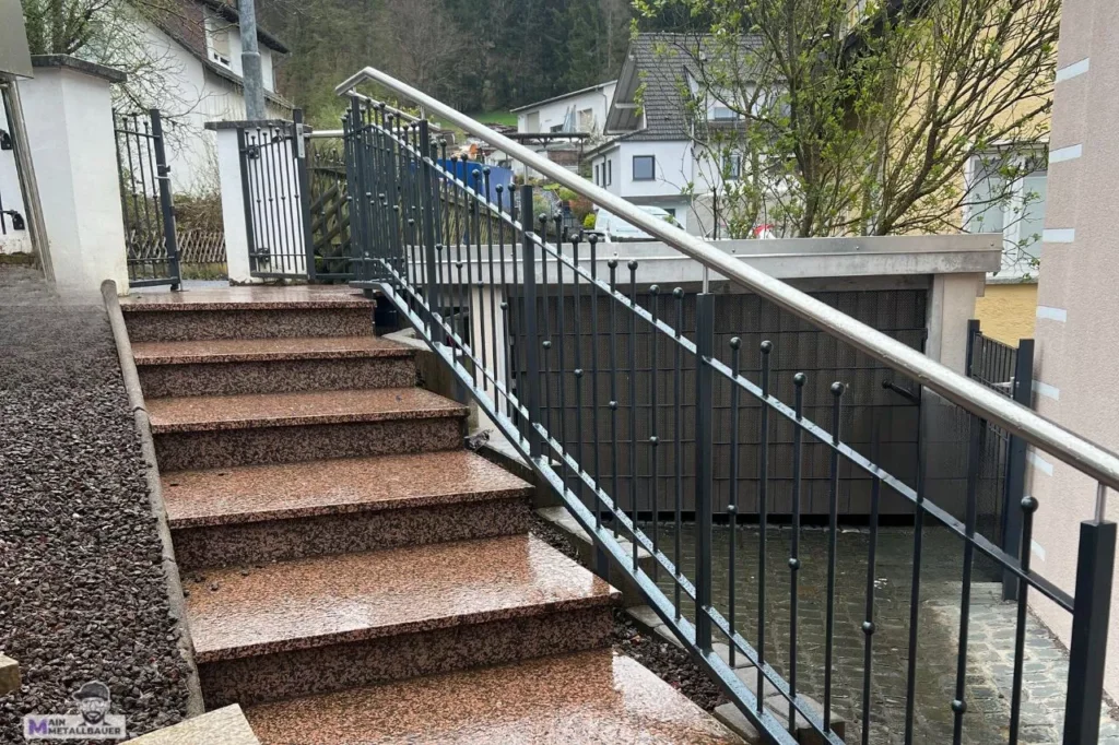 Treppengelaender Edelstahlhandlauf Treppengelaender Handlauf Edelstahl mit Rahmen aus vertikalen Staben mit kleinen Kugeln als Zierelementen