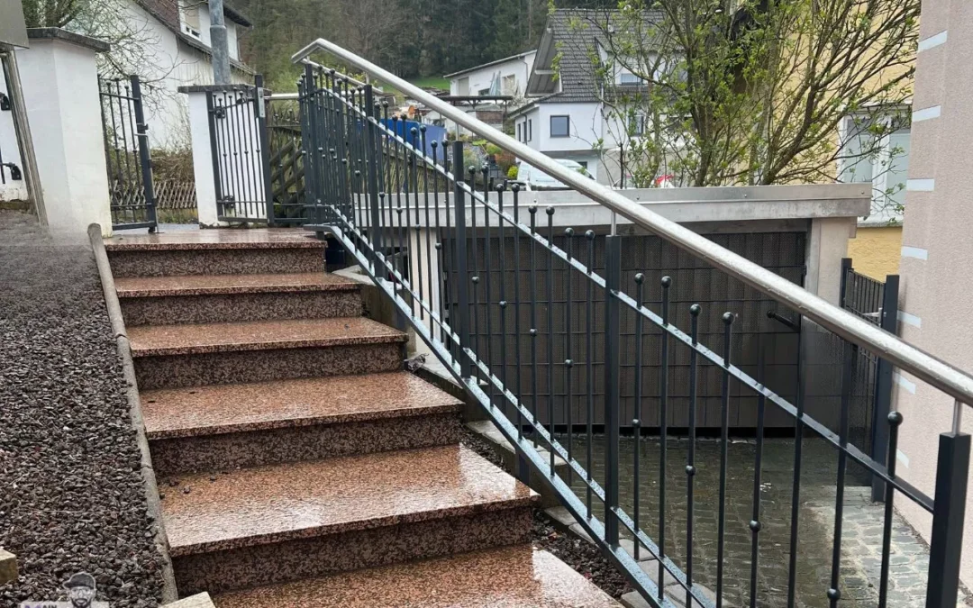 Treppengelaender Handlauf Edelstahl mit Rahmen aus vertikalen Stäben
