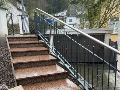 Treppengelaender Handlauf Edelstahl mit Rahmen aus vertikalen Stäben