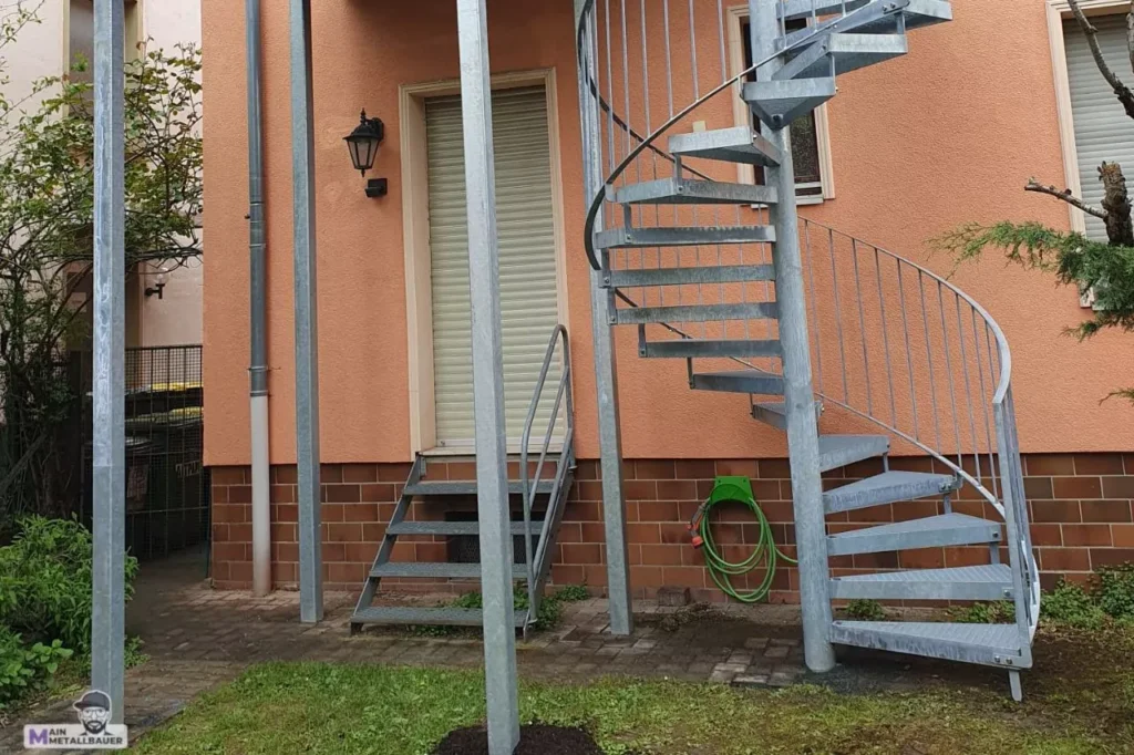 Spindeltreppe Inkl Anbaubalkon Stahl Verzinkt Spindeltreppe inkl Anbaubalkon Stahl verzinkt