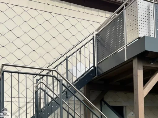 Stahlwangentreppe gewendelt mit Zwischenpodest pulverbeschichtet