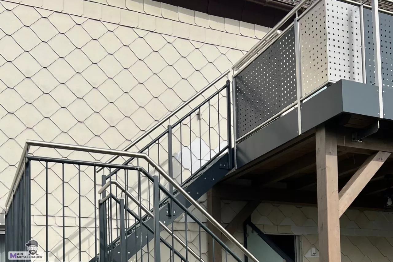 Stahlwangentreppe gewendelt mit Zwischenpodest pulverbeschichtet in Anthrazit inkl Rohrgelander mit Edelstahlhandlauf