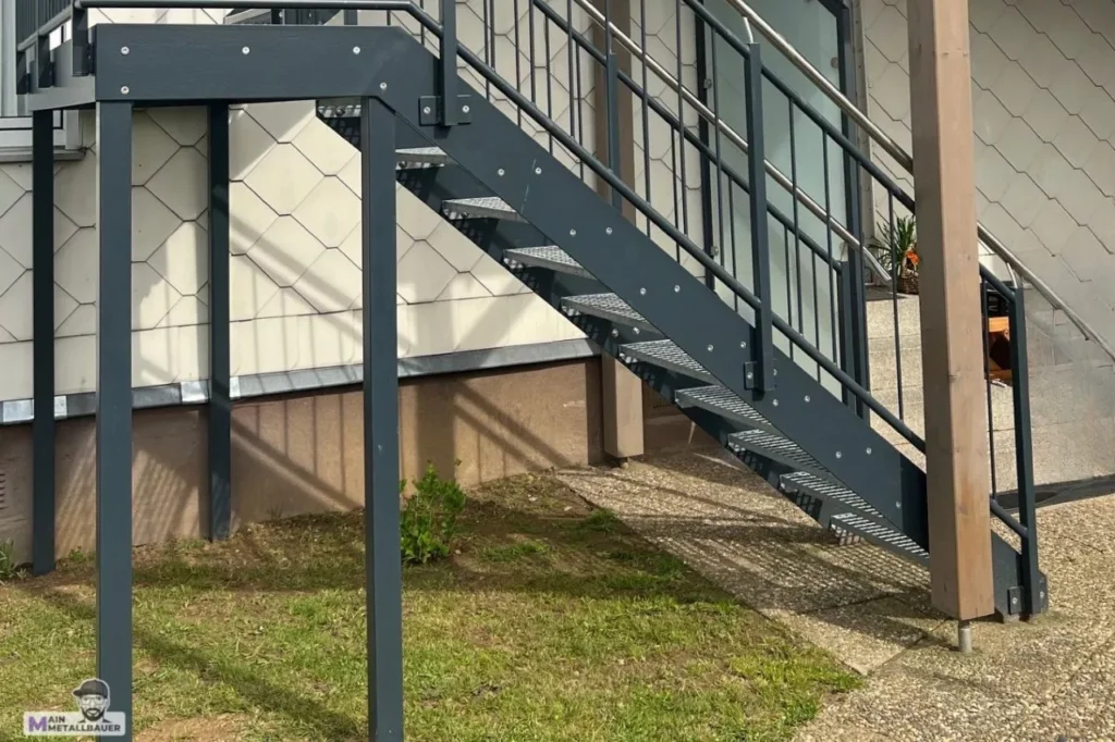 Stahlwangentreppe gewendelt mit Zwischenpodest Stahlwangentreppe gewendelt mit Zwischenpodest pulverbeschichtet in Anthrazit inkl Rohrgelander mit Edelstahlhandlauf